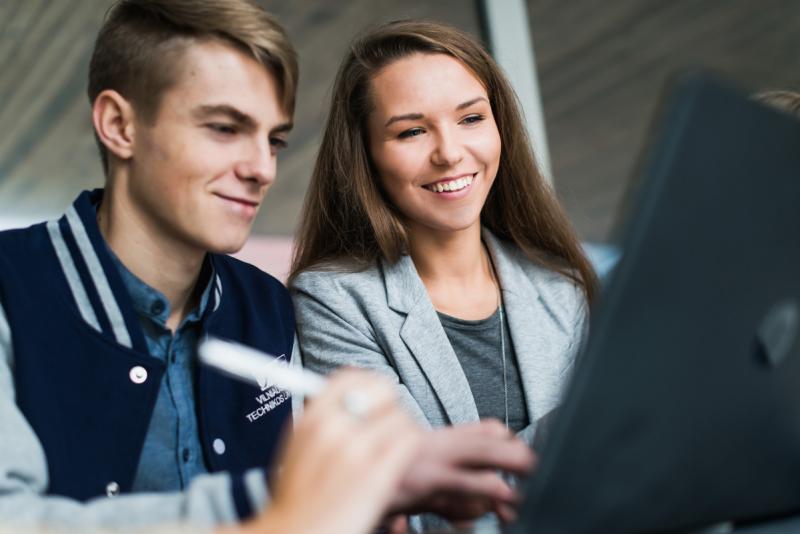 Kvietimas studentams lavinti anglų kalbos žinias