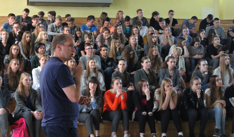 Alytaus šv. Benedikto gimnazijoje atverta VGTU Dizaino katedros studentų darbų paroda 