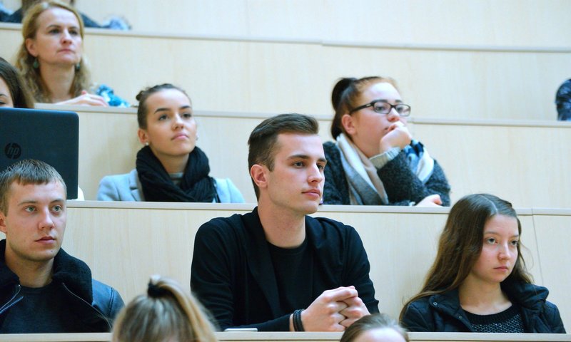 Kviestiniai svečiai su studentais dalinosi savo verslumo patirtimi 