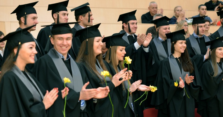 VGTU žiemą baigusiems absolventams įteikti diplomai