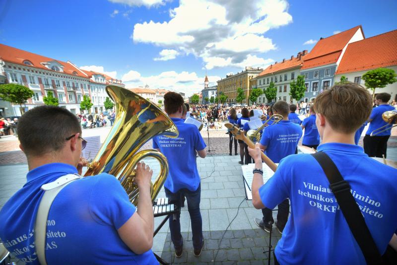 Vilniaus centre skambėjo dūdų garsai