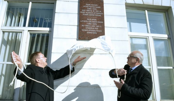 Ant VGTU Kūrybinių industrijų fakulteto sienos – atminimo lenta garsiam latvių poetui